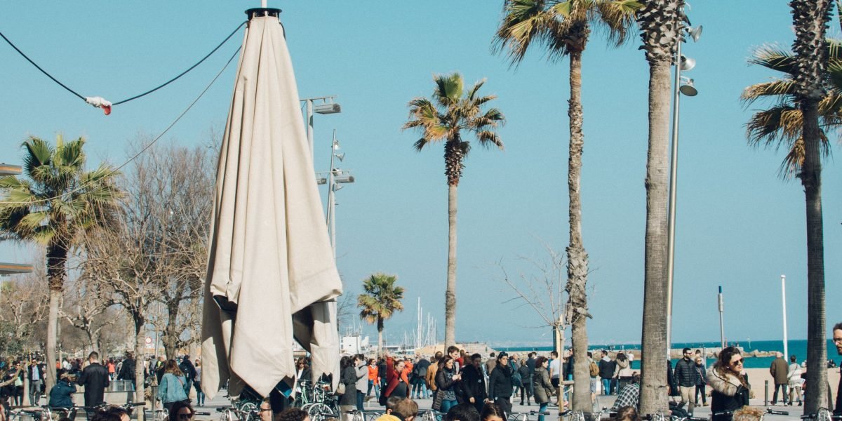 People enjoying coffee and conversation at a vibrant beachfront cafe, illustrating the JBR lifestyle.