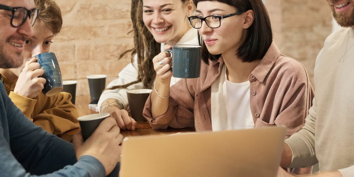 A relaxed consultation in a cafe-like setting fosters open discussion and helps clarify property investment options in Dubai.